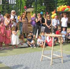 Multifunkční hřiště v areálu Sokolovny je otevřené všem, kteří mají rádi tenis, fotbal, basketbal či volejbal.