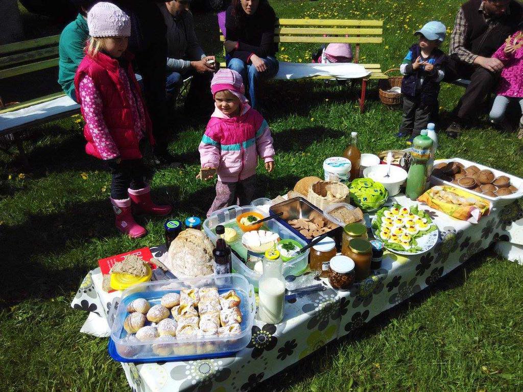 Letos bude v sobotu 13. 5. S kamarádkou organizujeme farmářské trhy v Jilemnici a myšlenka je podobná - usilujeme o odpovědnou spotřebu, podporu lokálních producentů, líbí se nám myšlenka fair trade.