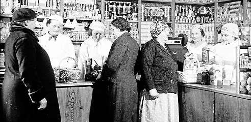 Pro tehdejší družstevní obchody byly typické ženy za pultem. FOTO ARCHIV SČMSD ČR Představte si odřený pult, prodavačku vbílém či fialovém plášti s puntíky a klasickou mechanickou váhu Transporta.