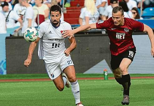 O jeden znich se postaral Tomáš Řepka, kterého ostravští fans nenáviděli,protože Baník jej sice vychoval, avšak řízný bek pak přestoupil k úhlavnímu nepříteli.