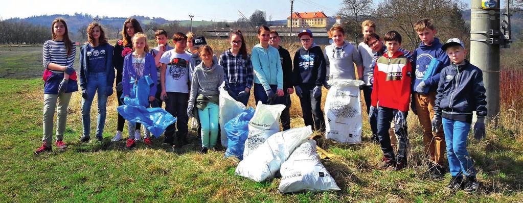 Základní škola, fotbalisté, hasiči, mateřské centrum a další dobrovolné složky a jednotlivci si v sobotu ráno přišli vyzvednout na městský úřad rukavice a pytle, vyfasovali tatranku a pitíčko a