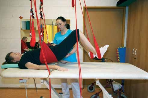 34 Charitní listy Bez rehabilitace ani ránu! Ležela jsem, ani jsem se nehnula. Rok to trvalo, než jsem se začala hýbat. Bez rehabilitace jsem nedala ani ránu.