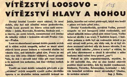 Cyklisté pochodující uprostřed reprezentačního tvaru před tribunou, kde defilé přehlíží Hitler - na povel odvracejí hlavy.