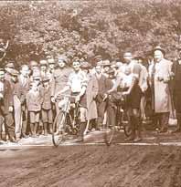P R A H A K A R L O V Y V A R Y P R A H A Řádky z historie 1. ročník závodu PRAHA KARLOVY VARY PRAHA, 1921 1921 Závod sám sleduje též cíle propagační a jest veden i územím zněmčeným.