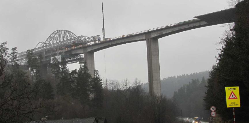 Oproti JJ 217-00, který byl vyprojektovaný dříve, se liší ve spodní stavbě, počtu polí a v rozpětí krajních polí.