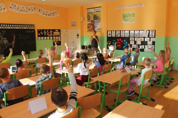 Nadšené prvňáčky přivítali paní učitelky a ředitel