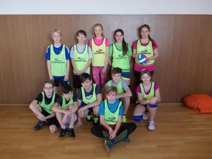 Přehazovaná FOK, FKK Velmi dobrý výkon podali žáci a žákyně z 1. stupně naší školy ve finále okresního kola v přehazované, které se konalo 15. 2. v Chebu.