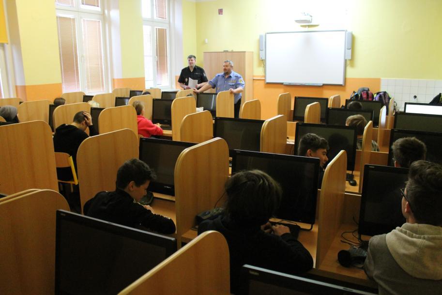 Moderní je nekouřit V pátek 25.11.2016 se žáci 7. ročníků zúčastnili preventivního programu organizace ACET ČR, z.s. s názvem MODERNÍ JE NEKOUŘIT pod vedením zkušeného lektora pana Zdeňka Pospíšila.