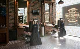 Právě i díky vousům u nás barbershopy zažívají skutečnou renesanci. Do barbershopů si tak můžete nechat přijít ostříhat vlasy a oholit vousy, samozřejmě břitvou, tak jak to bylo běžné v 30.
