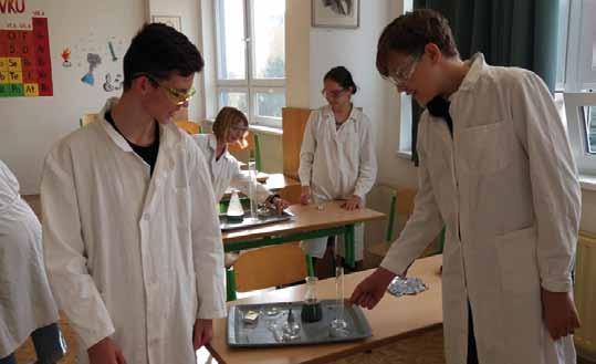 14 CHEMICKÝ KROUŽEK Máte rádi, když to hoří, bouchá a smrdí? Tak vítejte v chemickém kroužku!