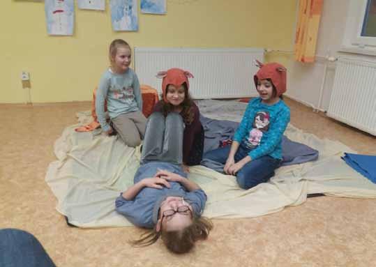 17 Ohlédnutí dramatického kroužku za minulým školním rokem Letos jsem poprosila své svěřence, aby se pokusili vcítit do role svého kroužku, a na chvíli se stali takovou nehmotnou postavou, zvanou