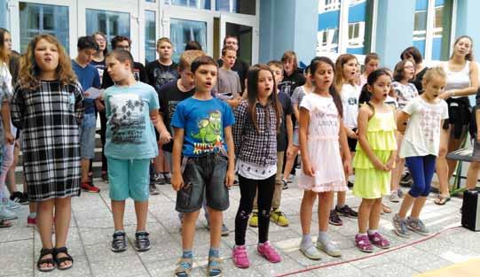 i skladby s pohybem, ale také naši malošci, pro které to byla premiéra. (Ano, Bambini di Heyrák má opět dva sbory - malý, pro 1.-3. třídu, a velký, pro děti od 4.třídy.