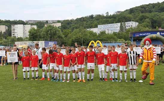 zaměstnancům školní jídelny za spolupráci při organizaci snídaní, svačinek i obědů a prostě všem, se kterými jsme v právě proběhlém roce měli čest se potkávat a spolupracovat.