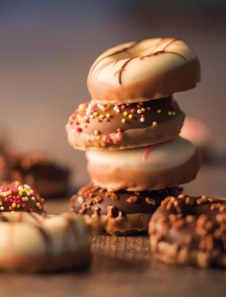 DONUTS 3343 4 DONUTS 142x142x28 mm 70 g 182,93 Kč 4 výborné oválné čokolády připomínající tvarem klasické koblížky s otvorem.