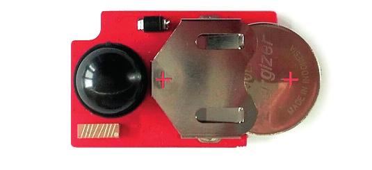 Postup párování naleznete v návodu k autoalarmu EMA2 Výměna baterie Na spodní straně povolte úzkým křížovým šroubovákem dva vruty v rozích krabičky a odklopte spodní víko, vyjměte