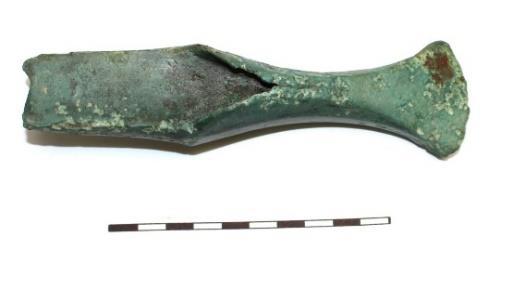Bronzová sekerka se schůdkem Bronz Získáno darem Archeologická oborová část sbírky Bronzová sekerka se schůdkem. Foto: Archiv SZM.