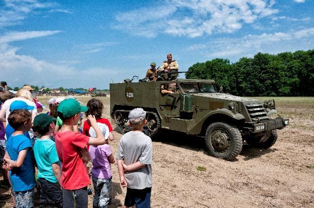smrtí. Před klínem se nachází také textové a fotografické panely, objasňující smutný osud lidických obyvatel i obce samotné. Sousoší bylo slavnostně odhaleno dne 10.