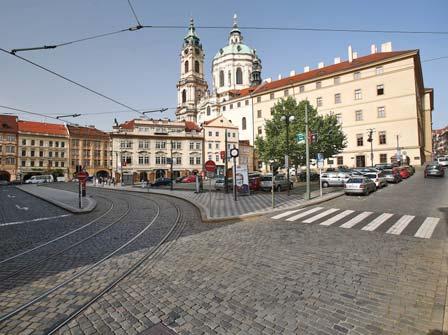 Je žádoucí řešit i veřejné osvětlení, které rozhodujícím způsobem ovlivní charakter náměstí ve večerních a nočních hodinách.