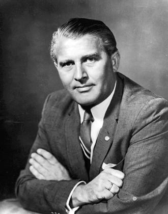 Historie Průkopníci Werner von Braun 1912-1977 Jako student se zajímal o raketovou techniku. Od 30tých let účast na raketovém programu Německa. Navrhl řadu kapalinových raket.