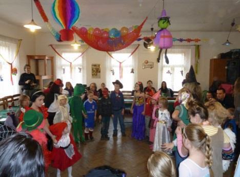 Mezi nevyhledávanější a nejznámější akce lze zařadit: - Dětský maškarní karneval v hostinci U Černého koně, - Hasičský ples v Císařském hostinci, - Vernisáže a výstavy; např.
