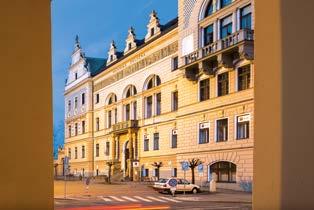 Ta mu vtiskla charakteristickou tvář díky krajině, rybníkům a zejména díky klasické a moderní architektuře. Město je považováno za jedno z nejrychleji rozvíjejících se míst na Pardubicku.