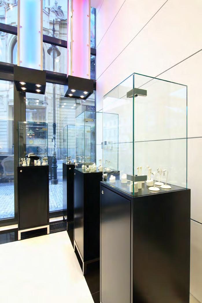 Klenotnictví Queen Jewellery v Praze Queen Jewellery shop in Prague Pro společnost KAPUCÍN, s.r.o. jsme realizovali kompletní stavební část interiéru klenotnictví včetně technického zařízení a kompletního vybavení nábytkem (zabudované a volně stojící vitríny, prodejní pulty a dveře).