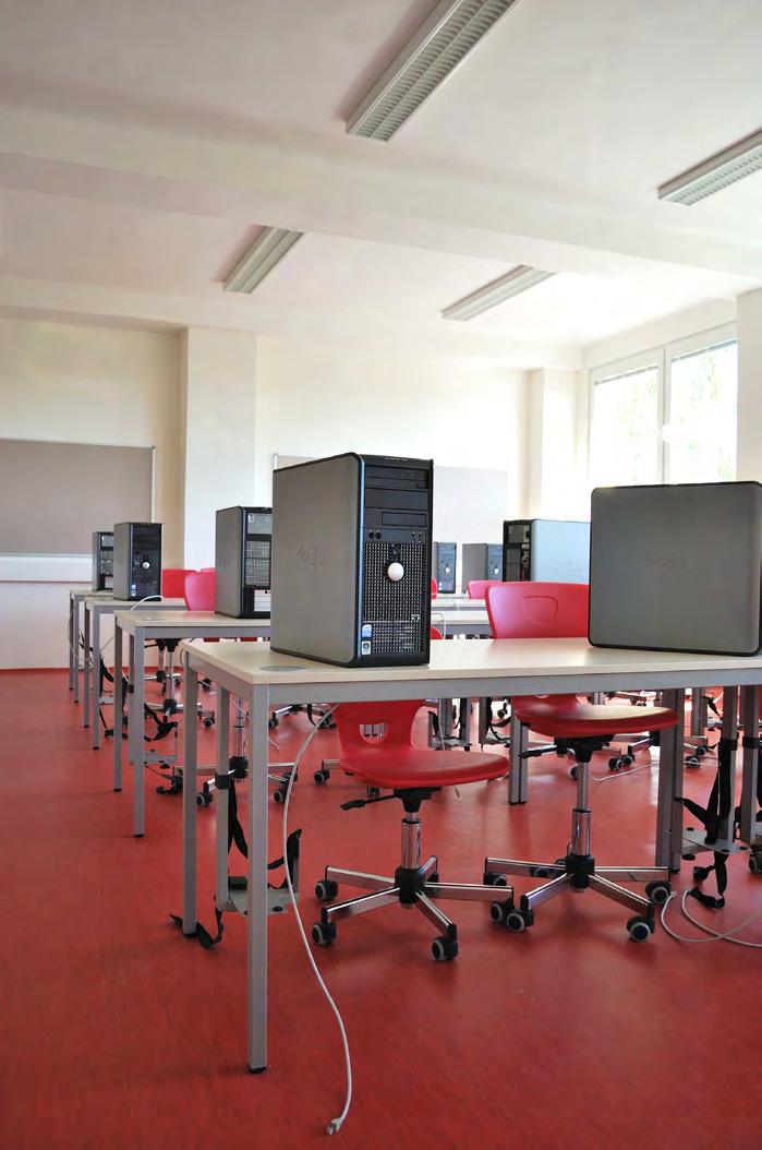 Gymnázium a základní škola NOVÝ PORG v Praze NOVY PORG secondary and primary school in Prague Pro společnost Techo, a.s. Praha jsme realizovali kompletní stavební rekonstrukci objektu s přístavbou a dílčí vybavení interiérů vestavnými nábytkovými prvky.