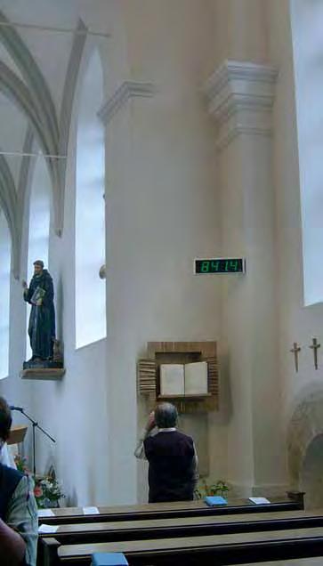 Ukazatel čísla písne pro kostely Zobrazuje číslo zpívané písně a sloky v kostelech, kaplích nebo modlitebnách. Pohotově upozorní na změnu čísla písně nebo sloky.