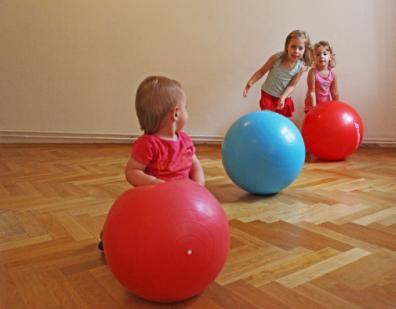V roce 2016 Rodinné centrum Letná nabízelo pravidelné dopolední programy pro rodiny s malými dětmi pohybové aktivity pro batolata, předškolní děti a pro dospělé odpolední kroužky pro školkové a