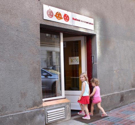 Vánoční krabice - děti dětem - RCL se podílelo na propagaci a stalo se sběrným místem, část dárků jsme předali organizaci Dobrá rodina, odkud putovali dětem, které vychovávají prarodiče pěstouni.