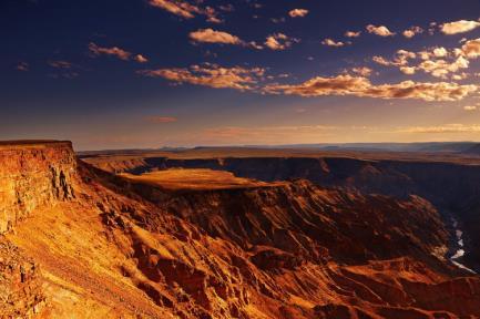 16. ŘÍJNA 2018 - ÚTERÝ: FISH RIVER CANYON Fish River Canyon je druhý největší kaňon na světě.