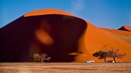 Cestou do Zebra River Lodge uděláme malou zajížďku ke Duwisib Castle - velké pseudo-středověké pevnosti v kopcích polosuchého jižního namibijského regionu, stavitelem byl Baron Captain Hans Heinrich