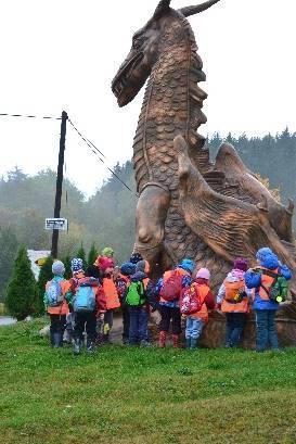 807 E) Třímetrového jelena naleznete na okraji lesa u vyhlídky nad