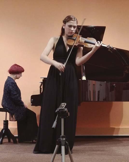 Velmi náročnou skladbou se nám představila rodačka z Morkovic, Marta Hanáková. Za doprovodu své profesorky paní Evy Novákové zahrály Koncert pro violu s doprovedem klavíru maďarského skladatele B.