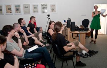 Téměř v každém žurnalistickém textu dnes čtenář příběh najde ať jde o zpravodajství či o publicistiku. Přesto zpravodajství jako takové mrtvé není a být nemůže.