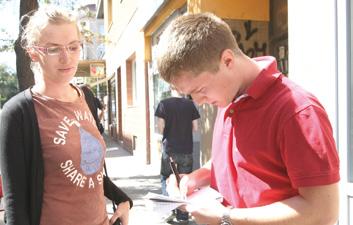 Například McQuail (1999: 299) uvádí, že zpráva je ústřední složkou novin a také činitelem odlišujícím noviny od jiných druhů tištěných médií.