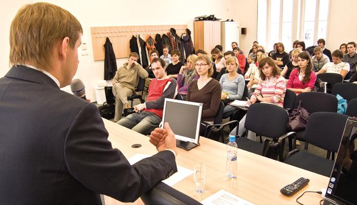 3 Vybrané aspekty vývoje české publicistiky po roce 1989 3 Vybrané aspekty vývoje české publicistiky po roce 1989 Rudolf Burgr Publicistické texty patří v prostředí uznávajícím pluralitu názorů a