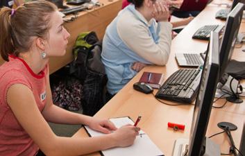 Hledat odpověď však v našem kontextu nelze; vždyť spokojit se s banalizujícím souhrnem nesmíme a dobrat se hodnotného závěru je z principu vyloučené.