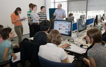 Technologický a řemeslný vývoj se promítl nejen do fungování tradičních typů médií (tisk, rozhlas, televize), ale ustavila se také pravidla pro nový typ žurnalistiky online žurnalistiku.