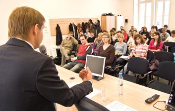 (Stepp 2008: 150) Nyní, aby jejich produkt přežil, museli své postoje a přístup změnit a naučit se lecčemu novému. Výroba novin, ale i časopisů se od 80. let 20. století téměř revolučně proměnila.