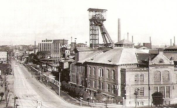 Obr. 4.4-7: Dvojhalí Žofínské huti vlevo s budovou elektrárny koksovny Karolina vpravo (Vlastní foto, ). 4.5 Šalomoun Lokace: Na úrovni křižovatky Vítkovecká a 28.