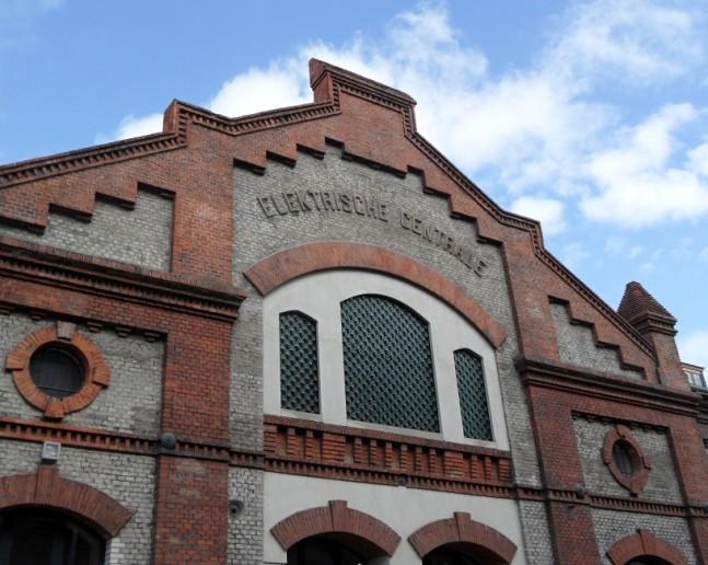 října ve směru od Mariánských Hor a kompozičně ovládal náměstí Republiky, stál v západním sousedství Karoliny. Jáma Šalomoun (Obr. 4.