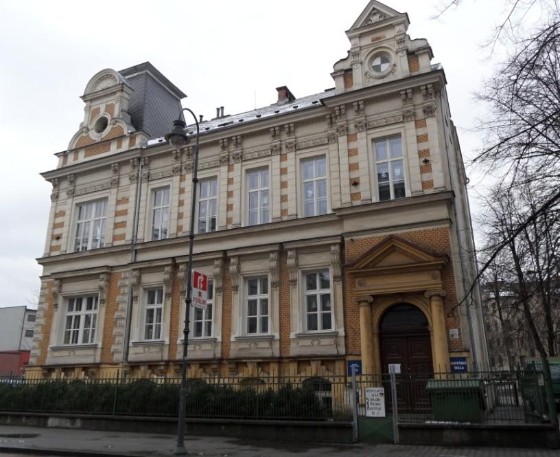 hojně vyhledávána nemocnými z mimozávodních kruhů pro svou vysokou odbornou úroveň. O druhé světové válce se nemocnice dále rozvíjela.