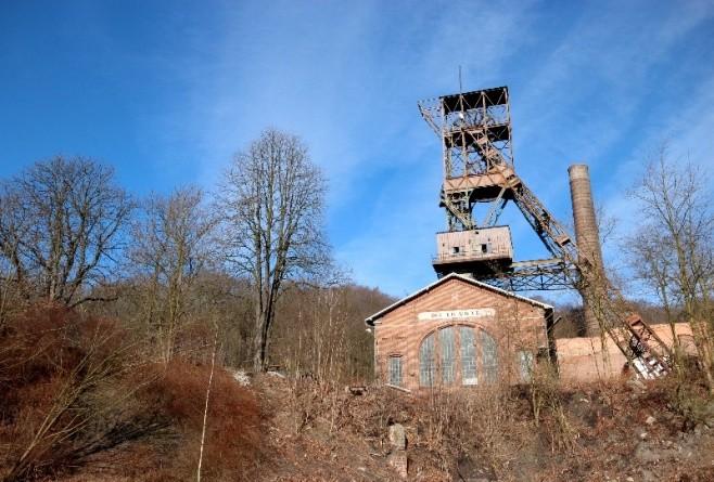 Důl byl spojen překopem s dolem Odra. V místě, kde se nacházel areál šachty, se nyní nachází v současné době park [26]. 4.16 Důl Anselm Lokace: ulice Pod Landekem, Petřkovice Důl Anselm (Obr. 4.16-20), nacházející se na jižním úpatí Landeku (Kuča, 2000) koupil S.