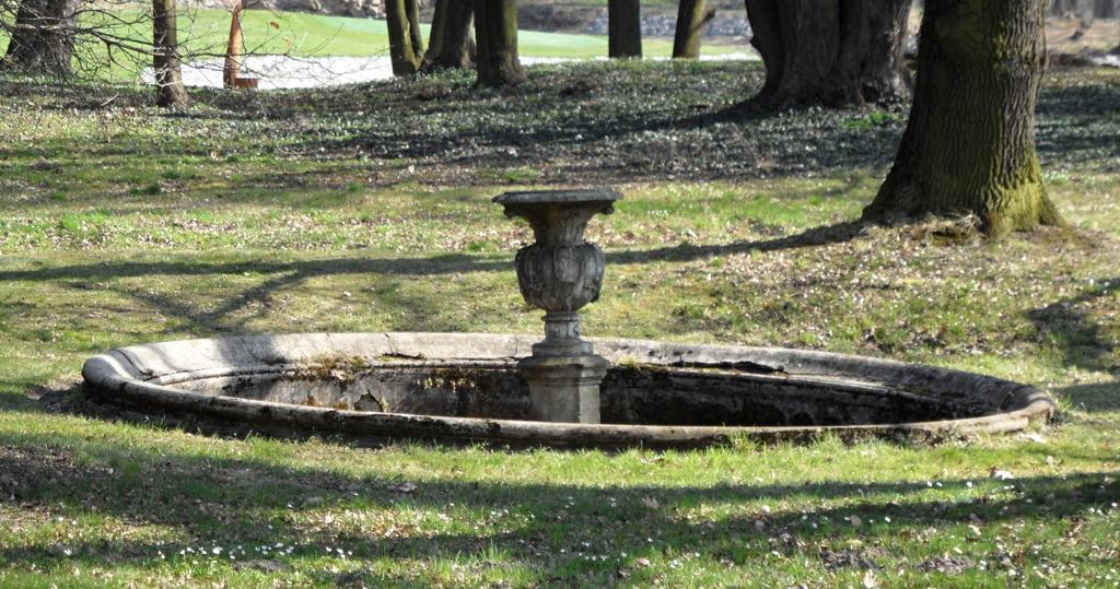 V 70. letech se dostávaly v parku do popředí přestavby a nové stavby, v roce 1870 se započalo s přestavbou bazénu se sousoším, zobrazujícím boha Poseidona s Amfitrité, Tritonem a dětmi a s delfínem v