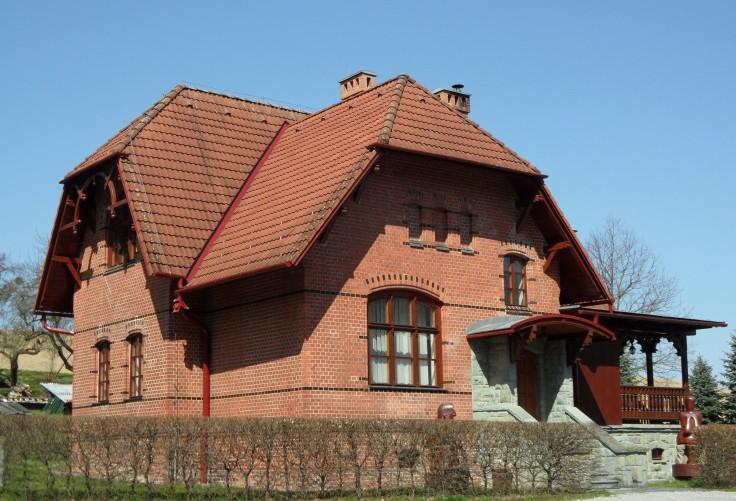 Obr. 4.25-33: Hájenka Rothschildů (Vlastní foto, ). 4.26 Rothschildův dvůr Lokace: Pension Bělá Ve Slezsku, 86, Bělá, Opavsko Velkostatek Bělá ve Slezsku postavil roku 1892 Nathan Mayer Rothschild (1840-1915), první baron Rothschild.