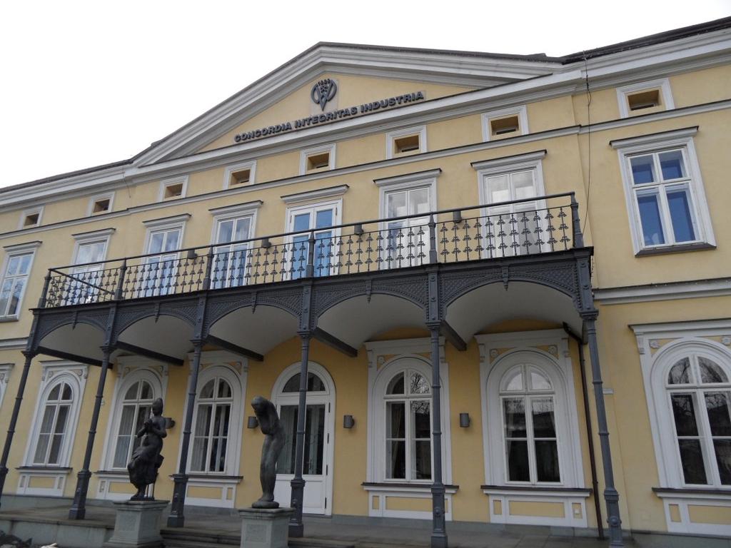 Tato empírová stavba z let 1847-48 byla vybudovaná jako vítkovické sídlo rodiny Rothschildů (Kuča, 2000) a architektovaná Antonem Krausem.