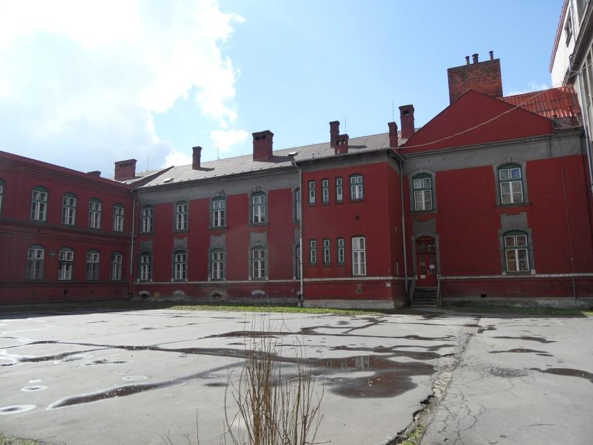 MĚŠŤANSKÁ ŠKOLA CHLAPECKÁ Kontakt: tel. 595 693 601, http://www.zdrav-ova.cz/ Tuto budovu navrhl architekt H. Ulrich a návrh roku 1893 zpracoval, v letech 1893-94 byla škola postavena.
