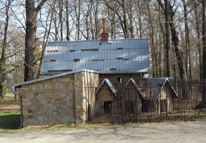 dostávala samospádem potrubních sítí do parkových jezírek a všech částí zámeckého parku včetně užitkových zahrad (Plaček, Plačková, 2006). Obr. 5.3.