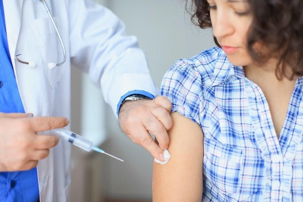 Pneumonia Očkování proti chřipce Dle ACOG (US)- vakcína inaktivovaná i.m. během všech trimestrů (u nás II a III.